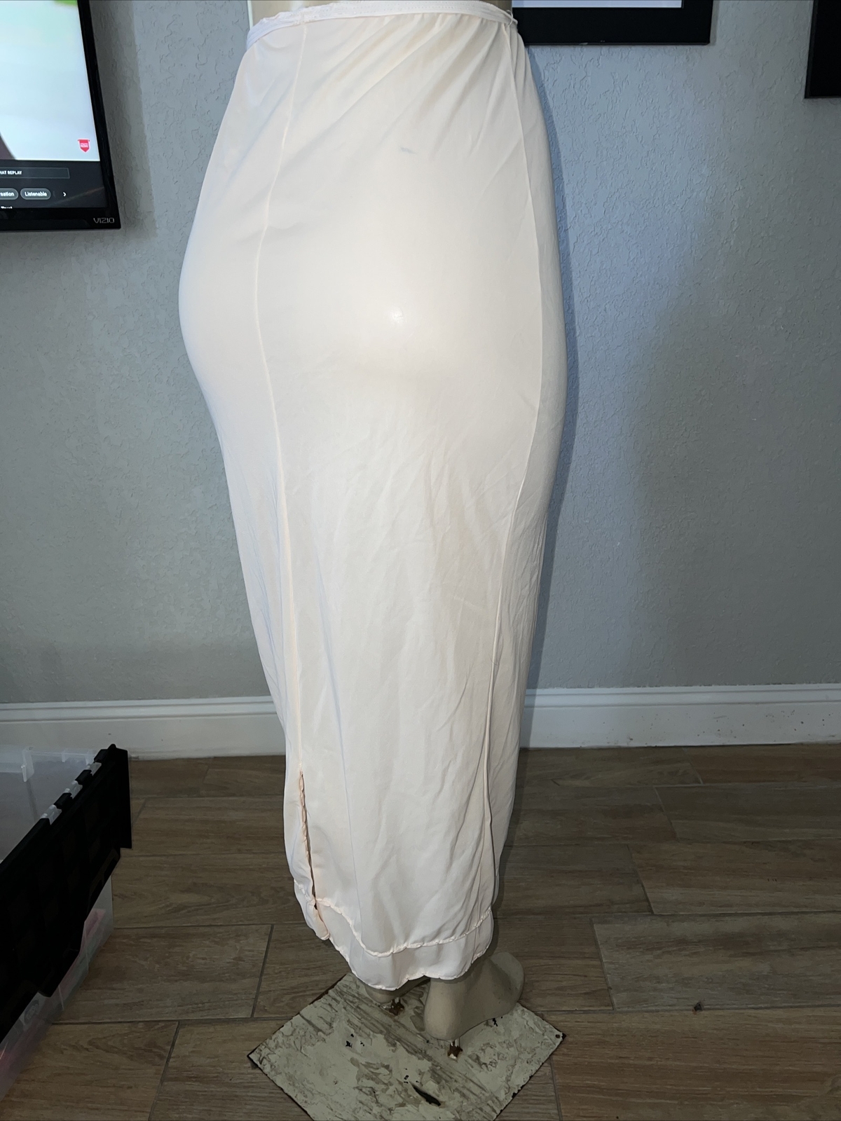 VTG SLIP PEACH COLOR UNKNOWN BRAND Polyester SEE DETAILS cxs