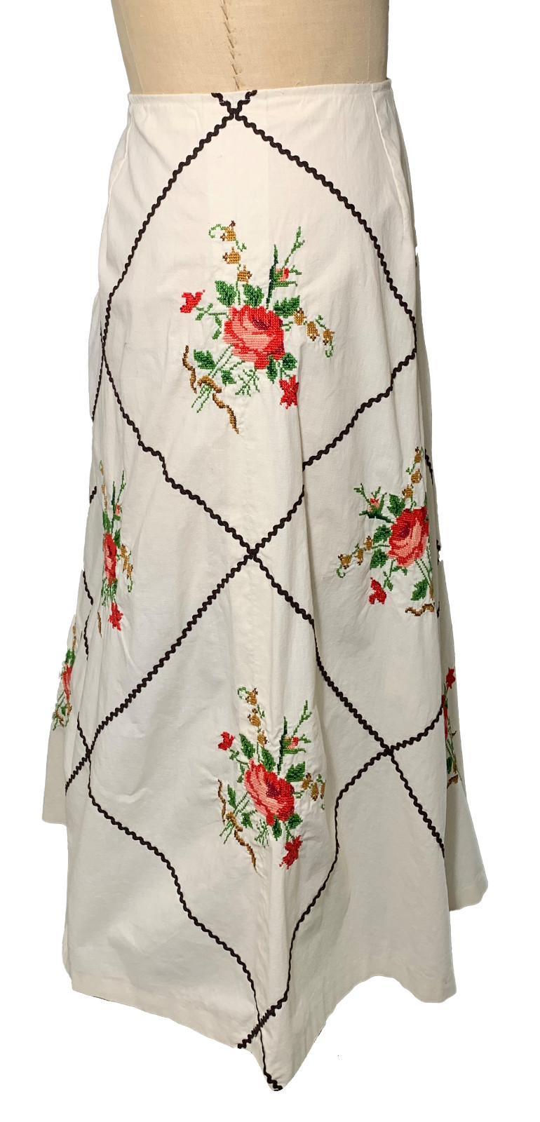 Vintage Women’s Hand Embroidered „Tablecloth” Flared Skirt – 30″ Waist/30.5″L