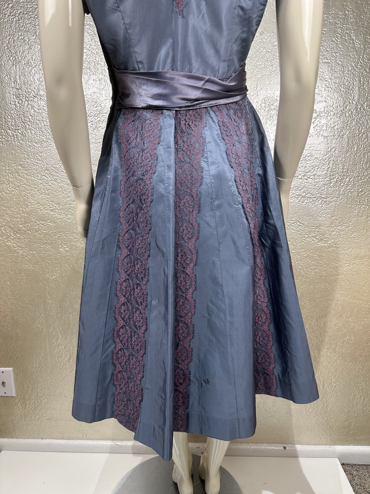 Vintage 1940’s Ladies Handmade Iridescent Purple Taffeta & Silk Dress Lace S