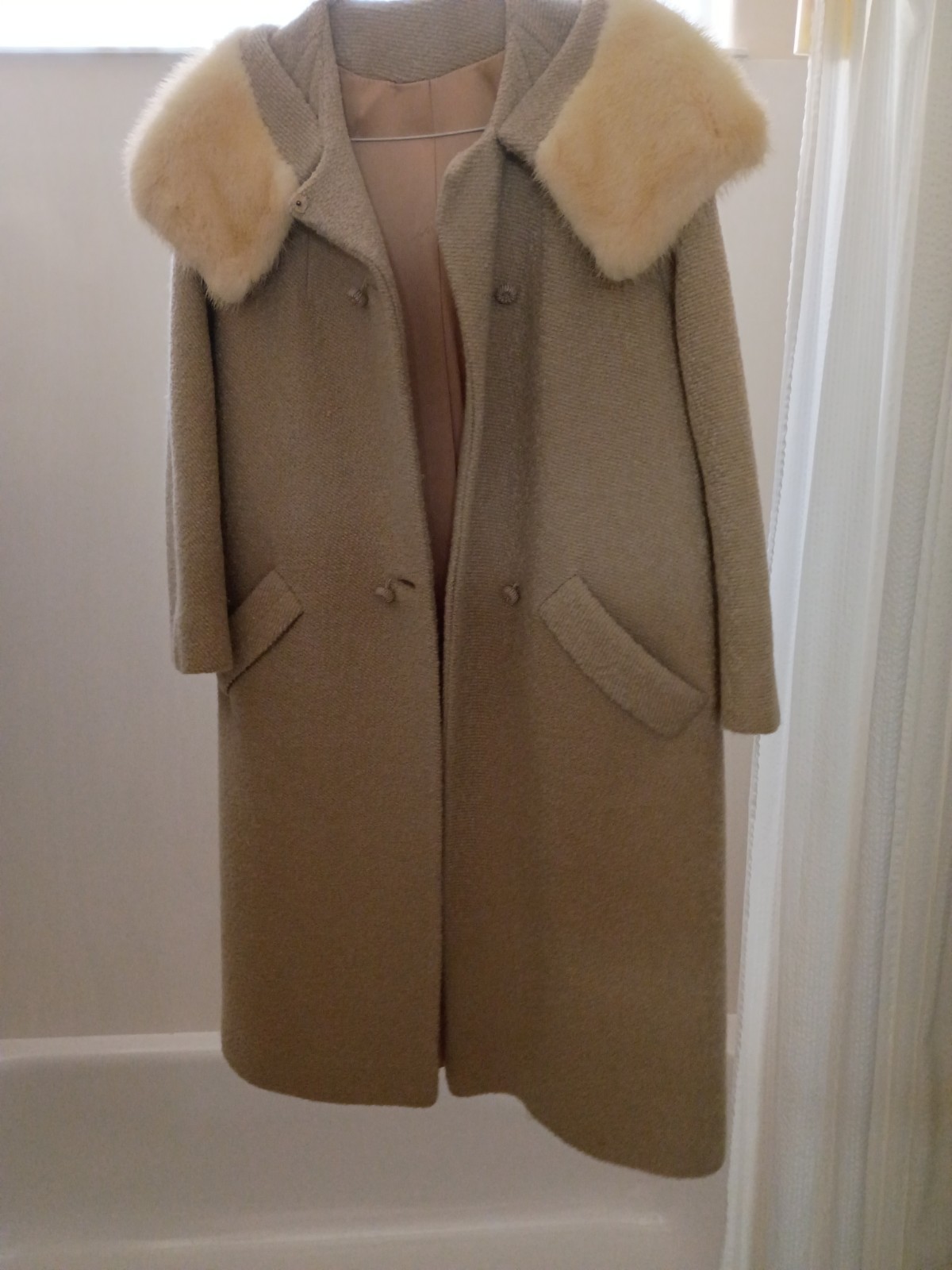 Vintage „A Siari Original Beige Tweed Coat With Authentic Mink Collar