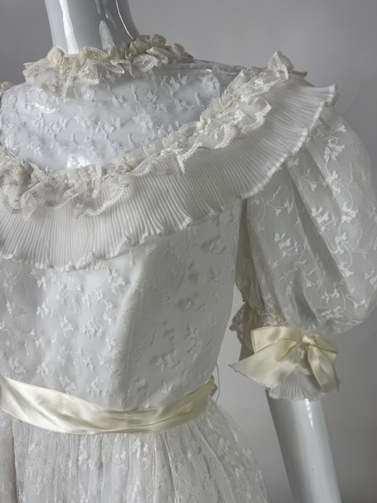 Vintage 70s White Lace Wedding Dress Size 8 With Satin Ribbons & Ruffled Necklin