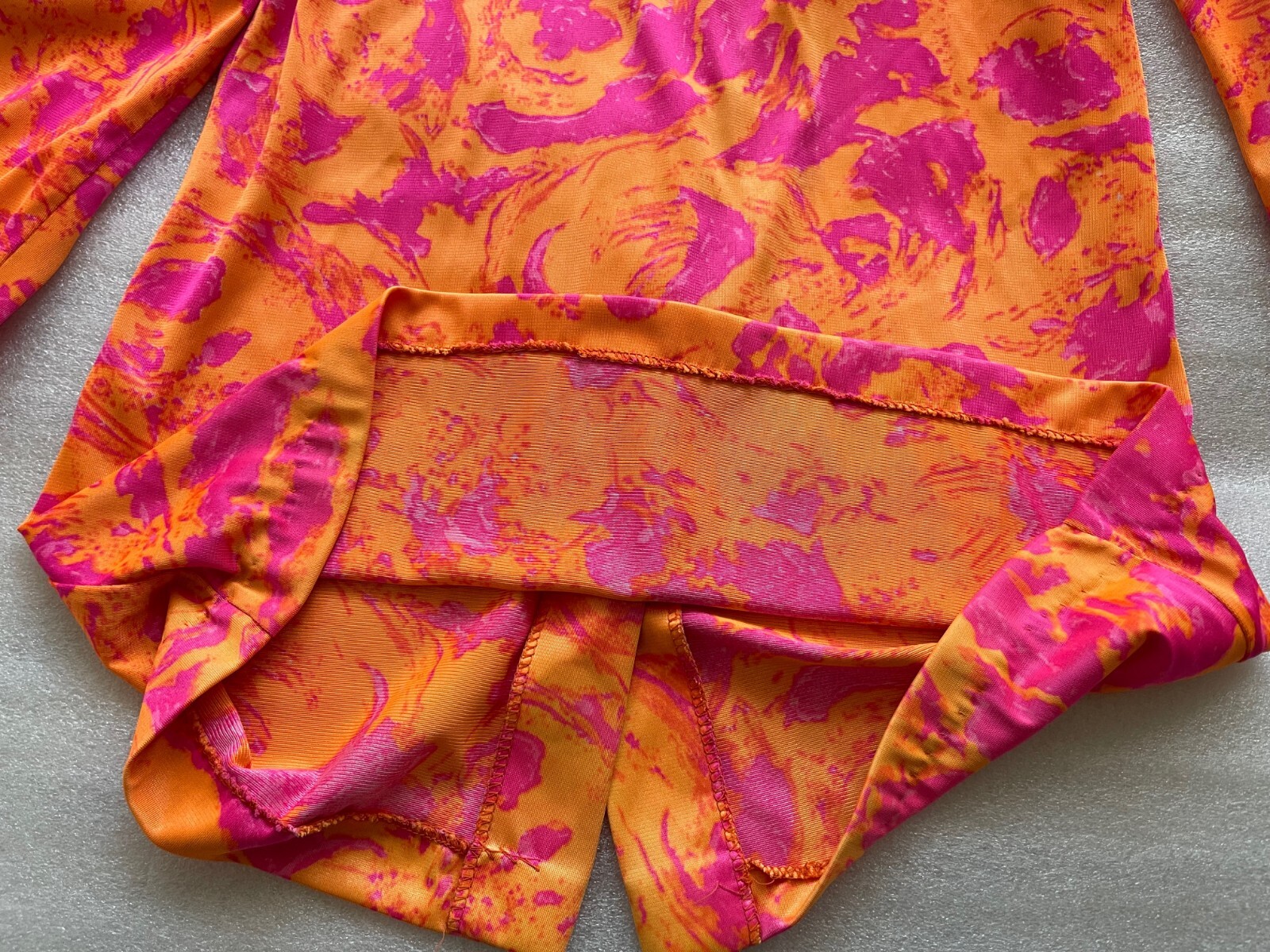 VINTAGE 60’S MOD SMALL 34″ BUST POLY ORANGE & PINK BLOUSE, BUTTON FRONT, EUC