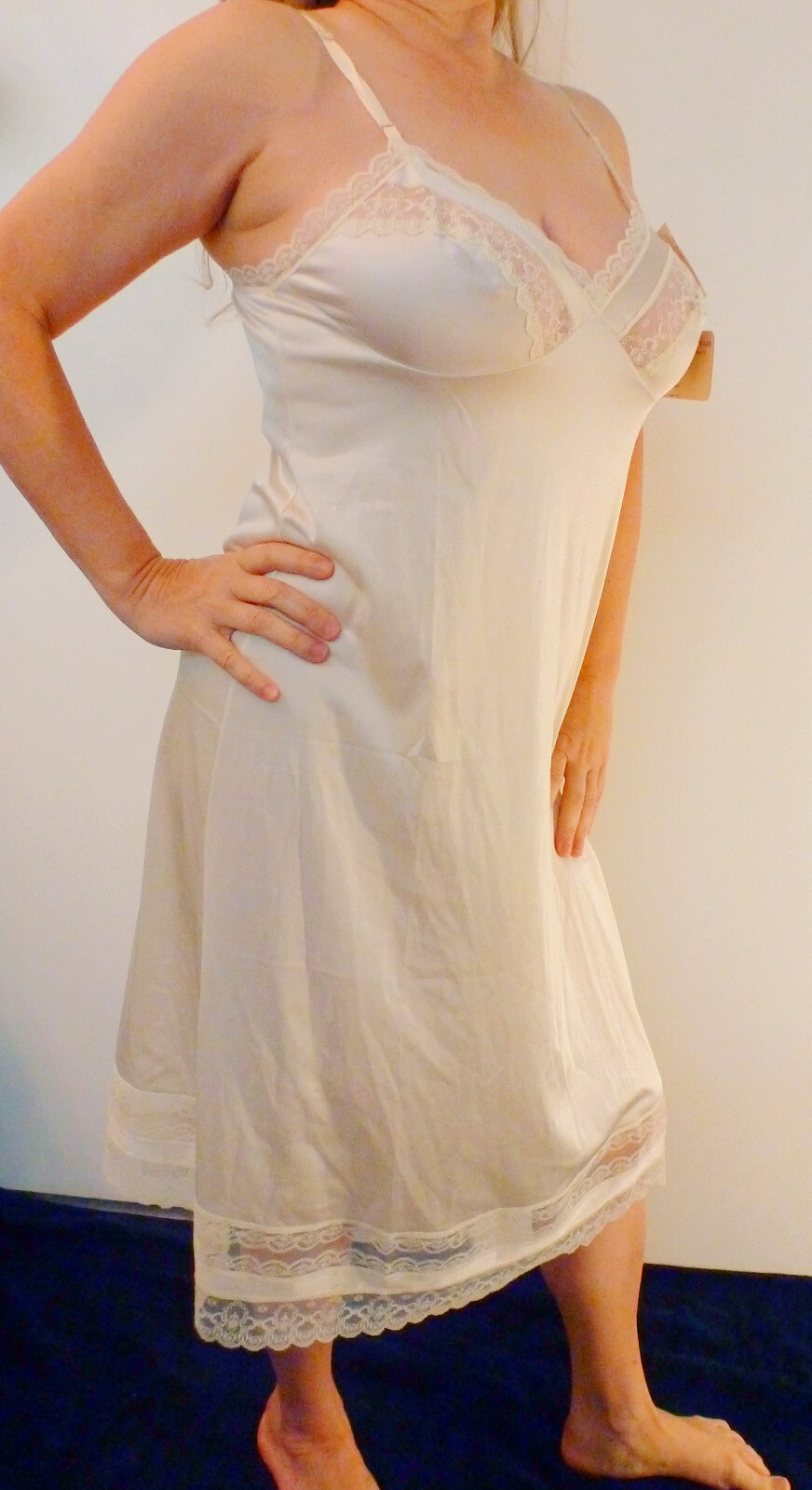 GLAMOUROUS 1960s VANITY FAIR VTG BEIGE MEGALACY SATINY NYLON FULL SLIP 36 38 EVC