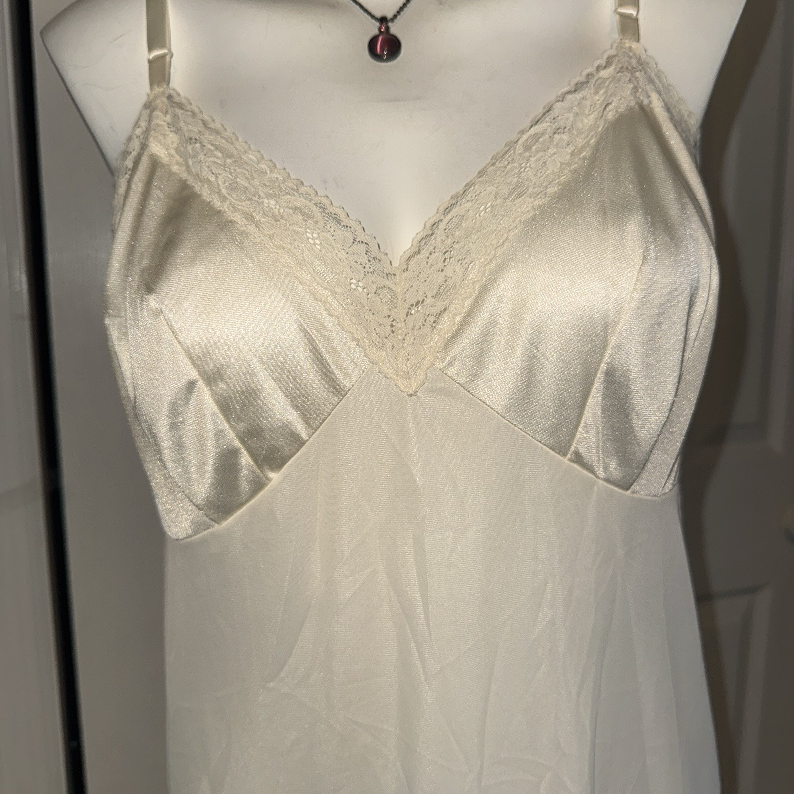Vanity Fair Beige Vintage Slip Silky Nylon Lacy Women’s Sz 40 Fairy Glamorous