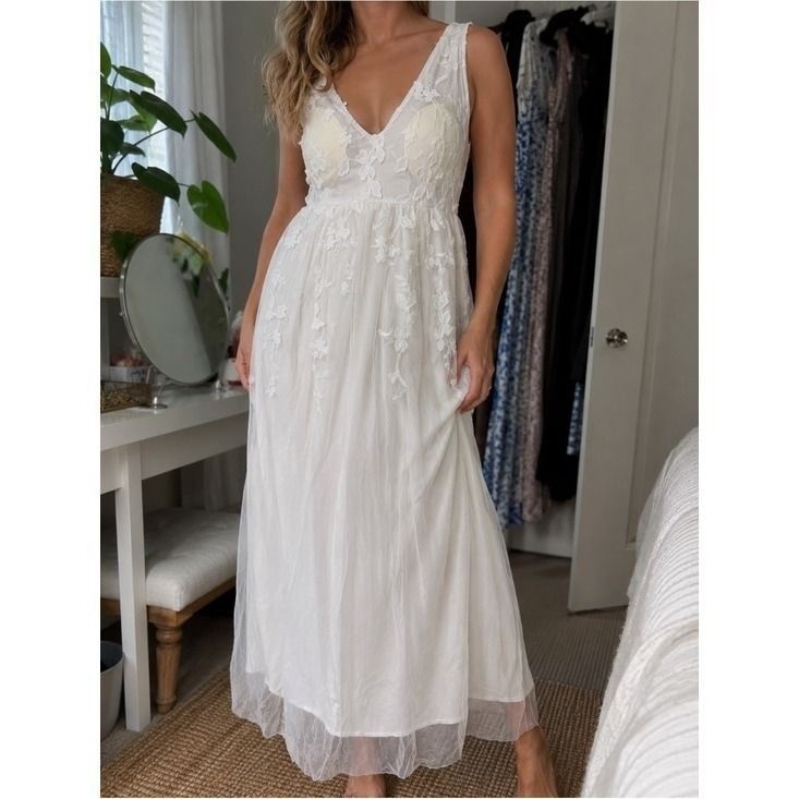 White Lace Applique Tulle Maxi Dress V-Neck Sleeveless Floral Bridal Gown