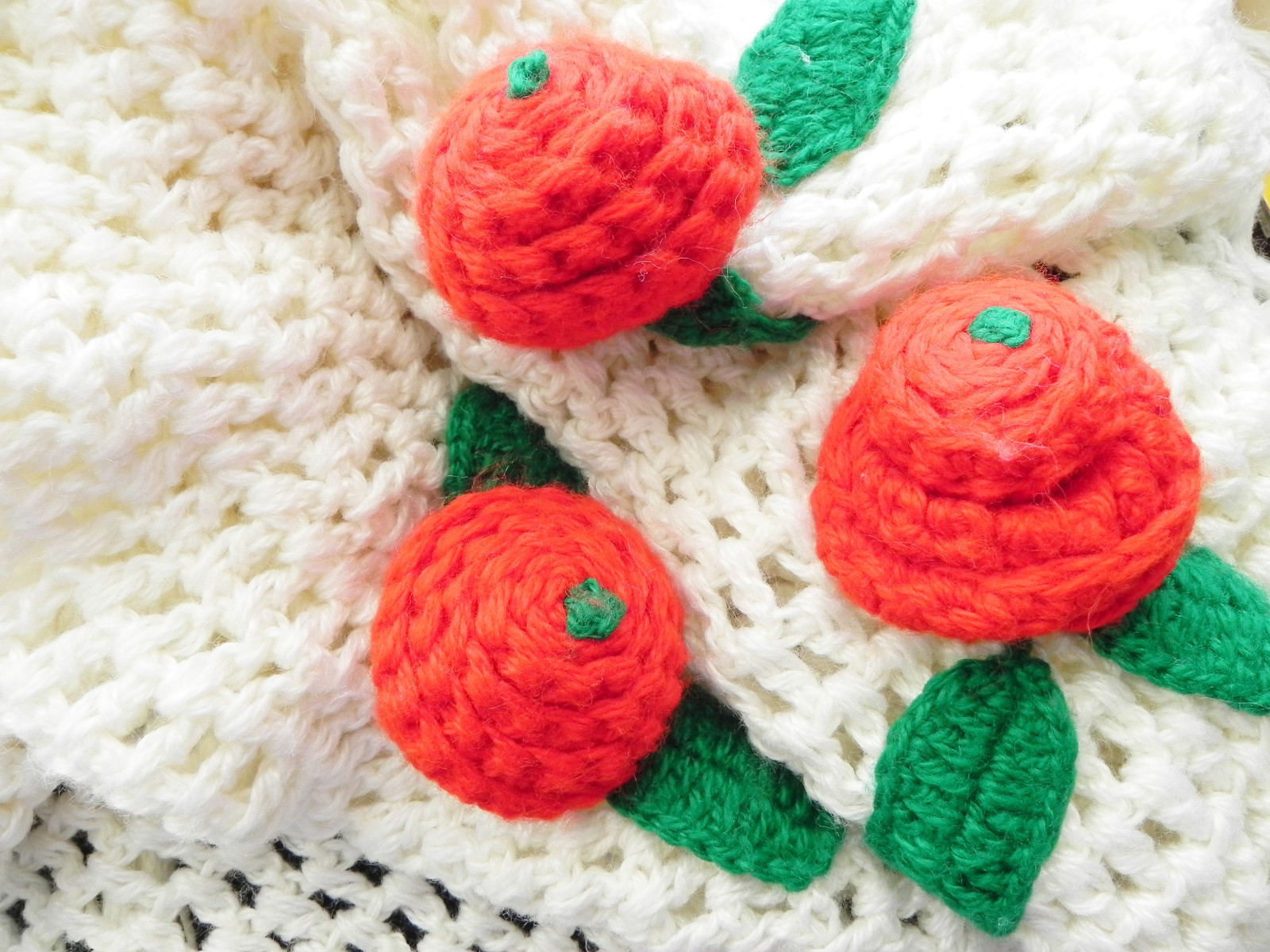 Queen of Capes Country Place Hand Crochet Ivory 3D Floral Triangle Size 102″x48″