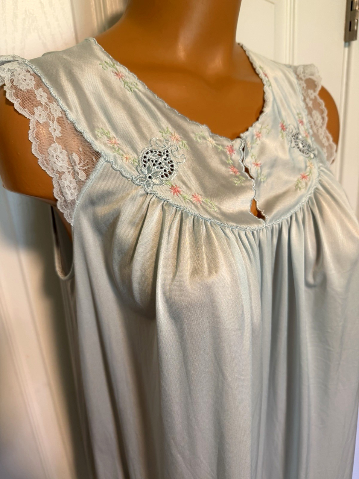 VTG 70’s SHADOWLINE SOFT BLUE W/ EMBROIDERED YOKE & LACE TRIM NIGHTGOWN SZ S