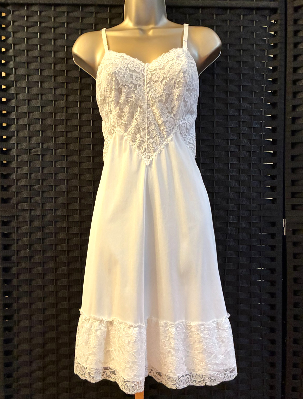 Vtg 60s VANITY FAIR FULL SLIP Size 34 Small WHITE Nylon Tricot LACE Lined RUFFLE