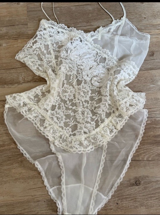 Vintage Victoria’s Secret ivory beaded Lace teddy bodysuit Women M Gold Label
