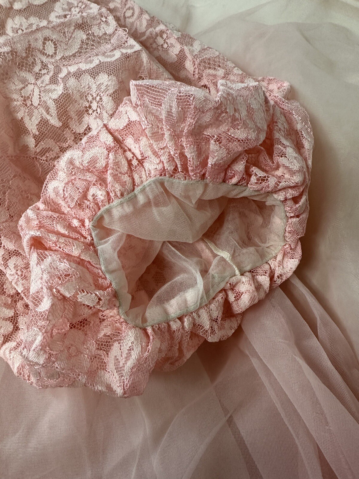 1960’s Womens Sheer Pink Nylon Lace Chiffon Robe