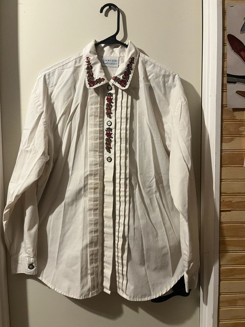 Jantzen Women’s White Acorn Autumn Embroidered Themed Long-Sleeved Shirt