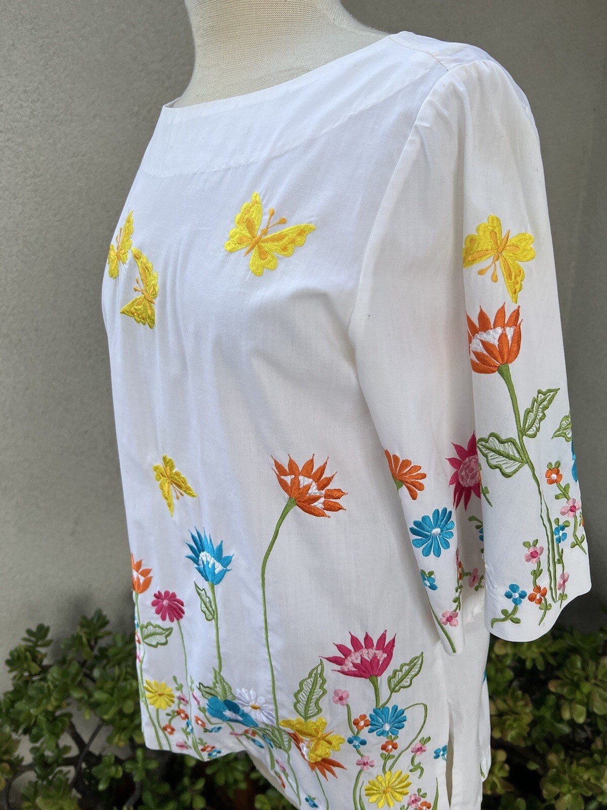 Vtg Boho Top Chuchi embroidered Colorful floral white Size Small