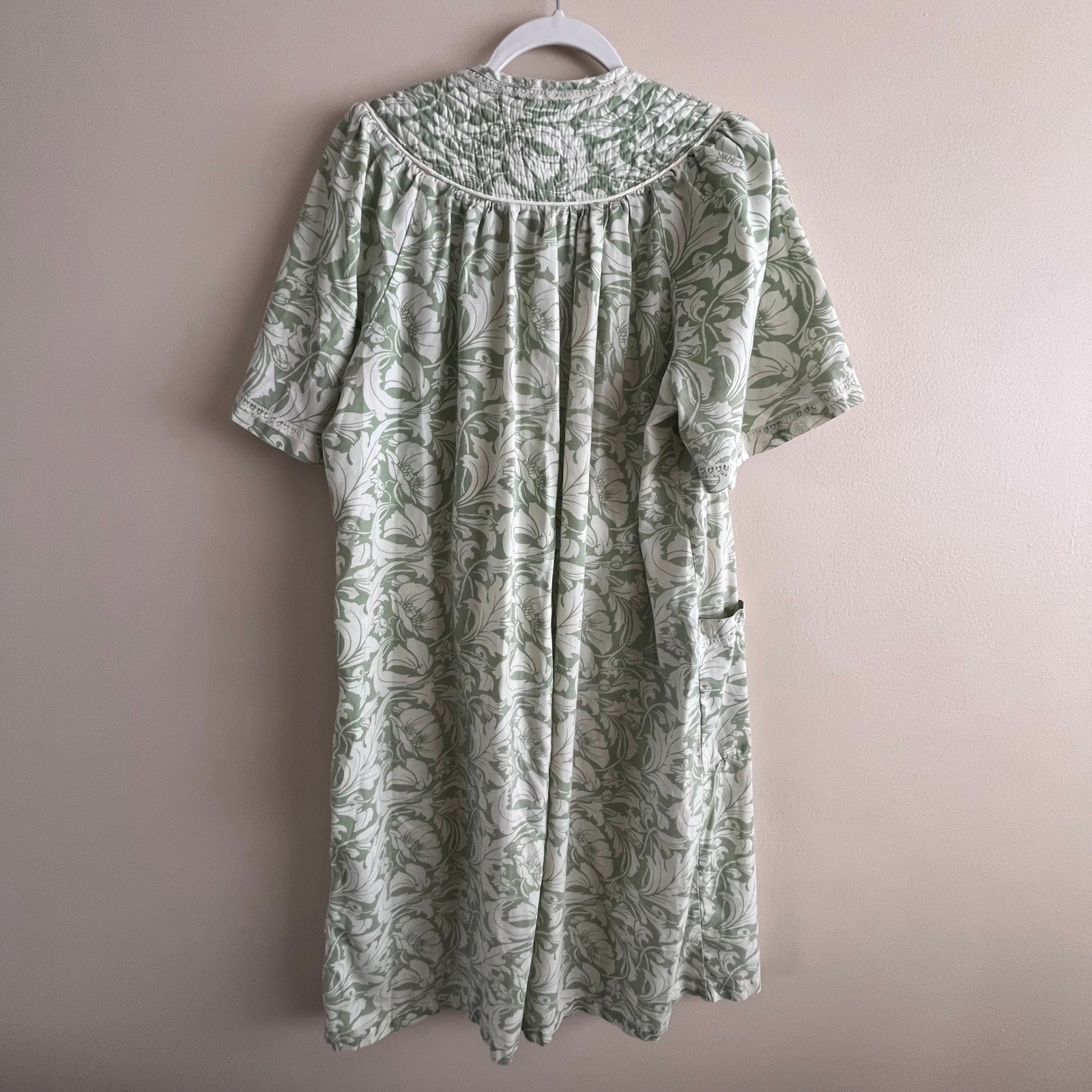 Vintage Crowntuft House Dress Green Floral Quilted Smocked Duster Robe Pockets