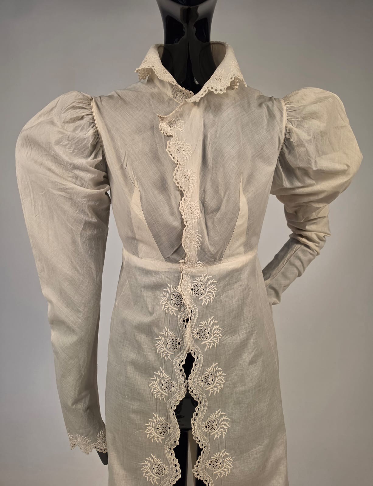 REGENCY 1815 HAND EMBROIDERED FINE COTTON DRESS W PUFF SLEEVES + STAND UP COLLAR