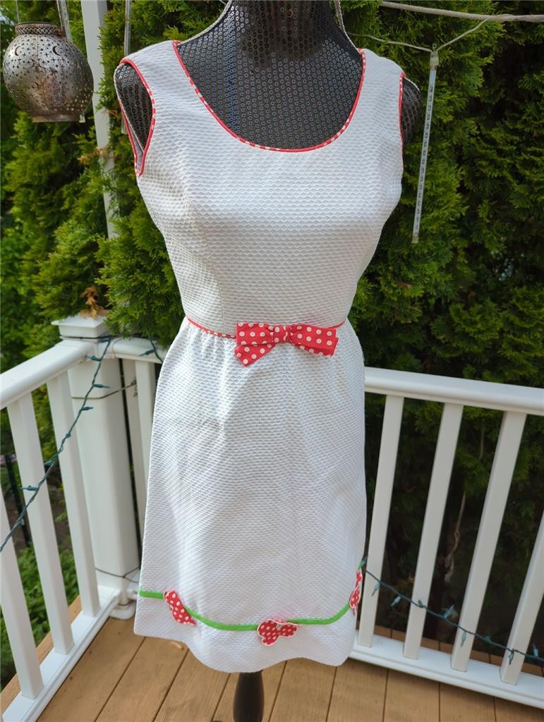 1960’S VINTAGE WHITE PIQUE WITH RED ATTACHED FLOWERS BY TWIGGS DRESS-32″ BUST