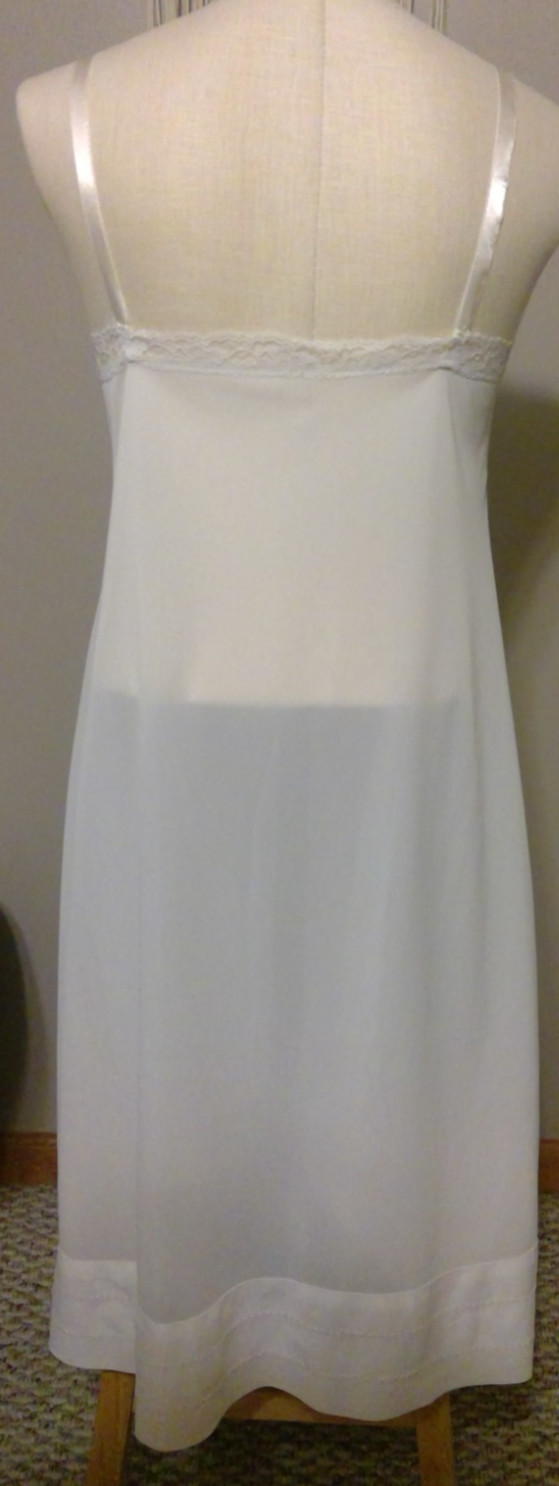 Vintage ladies full slip 100% nylon, „snip to desired length” size 38
