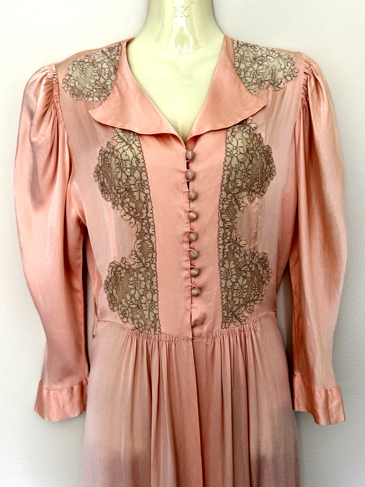 1930s FAMOUS-BARR Peachy Pink SILK NEGLIGEE Boudoir Robe Peignoir S Lace Trim