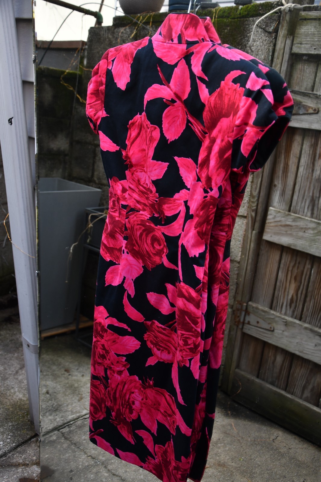 Shanghai Tang Qipao Cheongsam Chinese Dress, Small, US 2, midi length, red roses