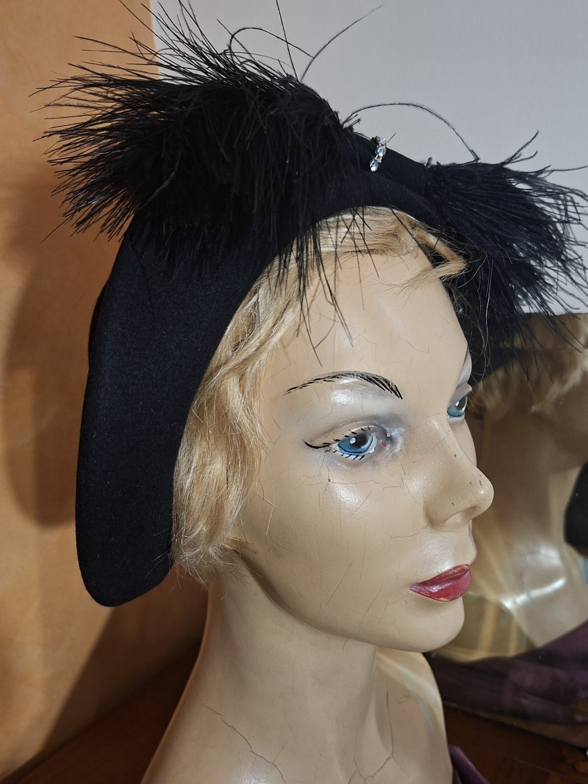 Vintage Womens 40s/50s Black Felt Molded Hat Ostrich Feathers