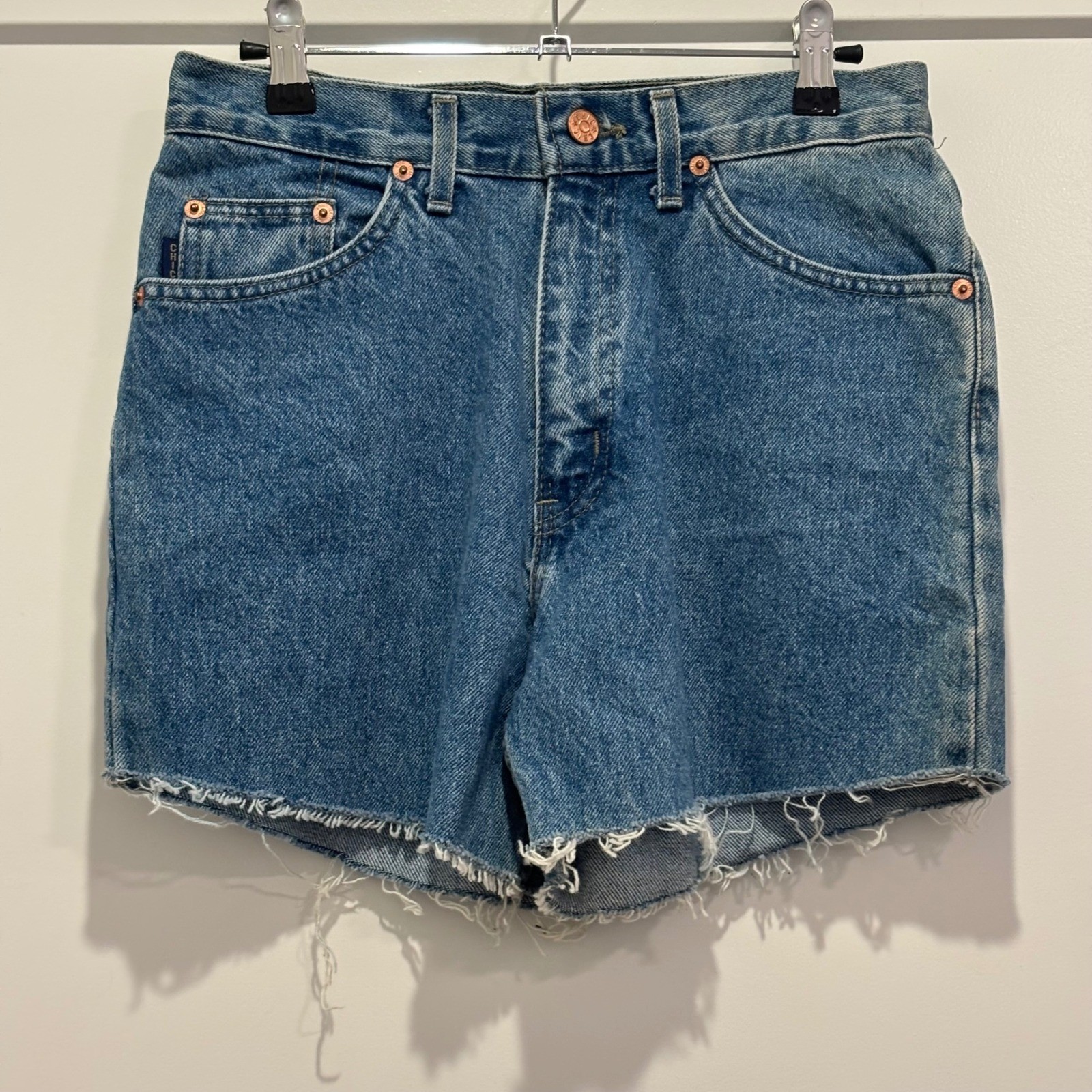 Vintage Chic High Waisted Denim Cut Off Shorts Medium Wash Frayed Hem 3297