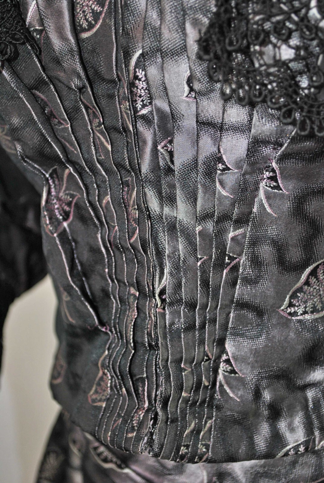 VICTORIAN 2 PIECE MAUVE SILK BROCADE VISITING DRESS 1893, MUSEUM DEACCESSION