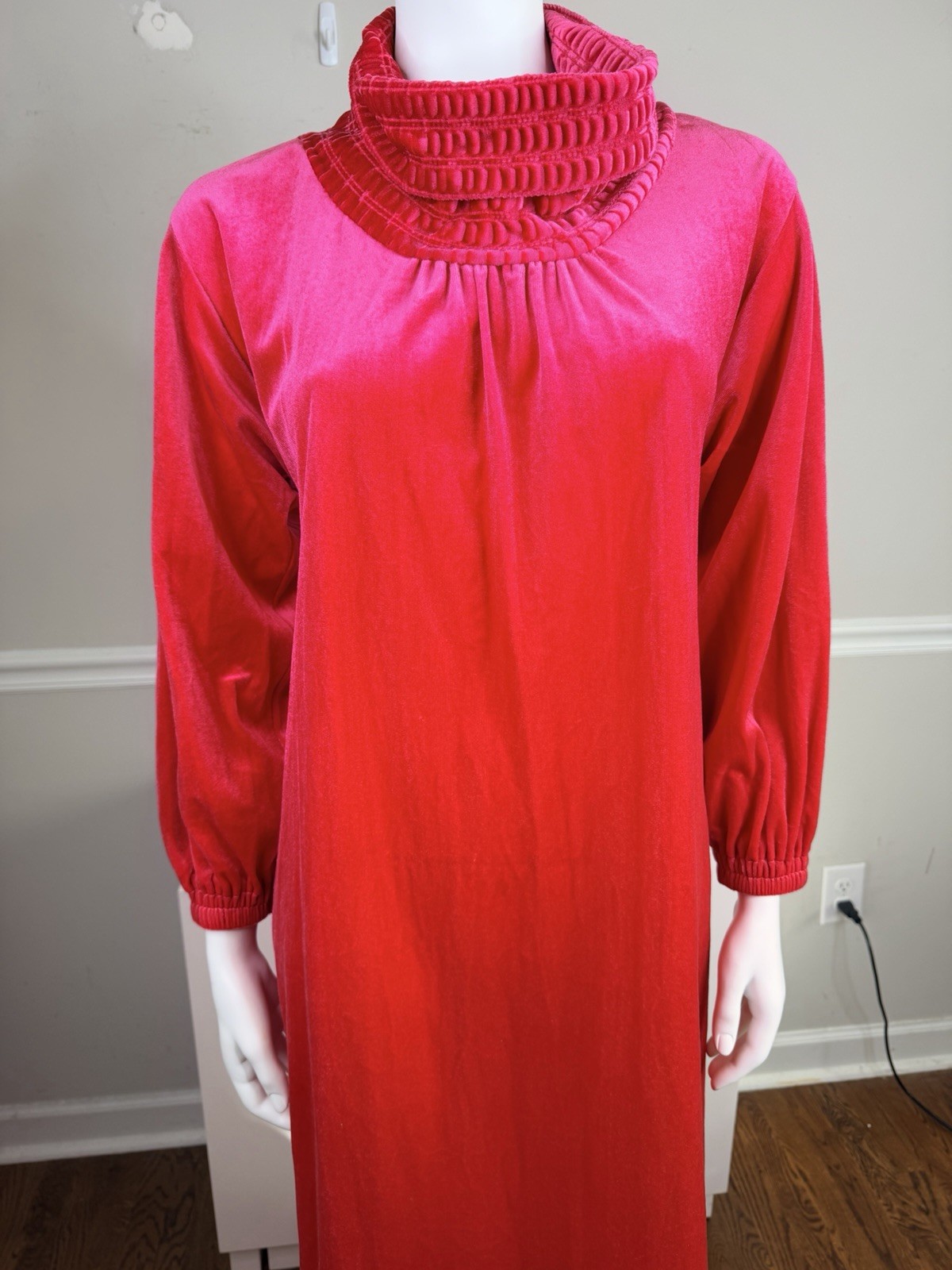 Vtg. Donna Richard for Gilligan O’malley full length Pink velour Petite S USA