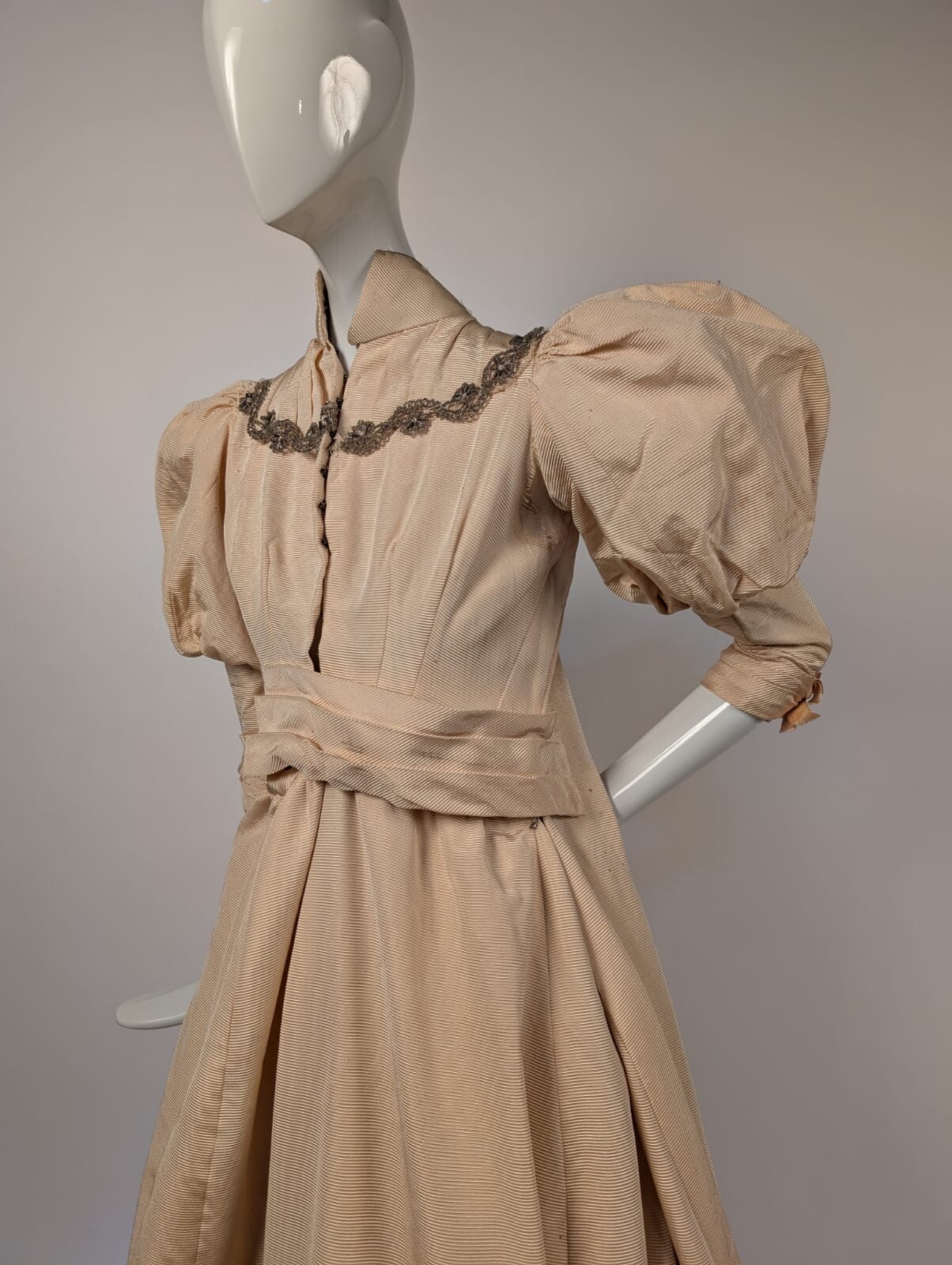 VICTORIAN 19TH C IVORY SILK FAILLE BUSTLE DRESS W PUFF SLEEVES + WATTEAU REAR