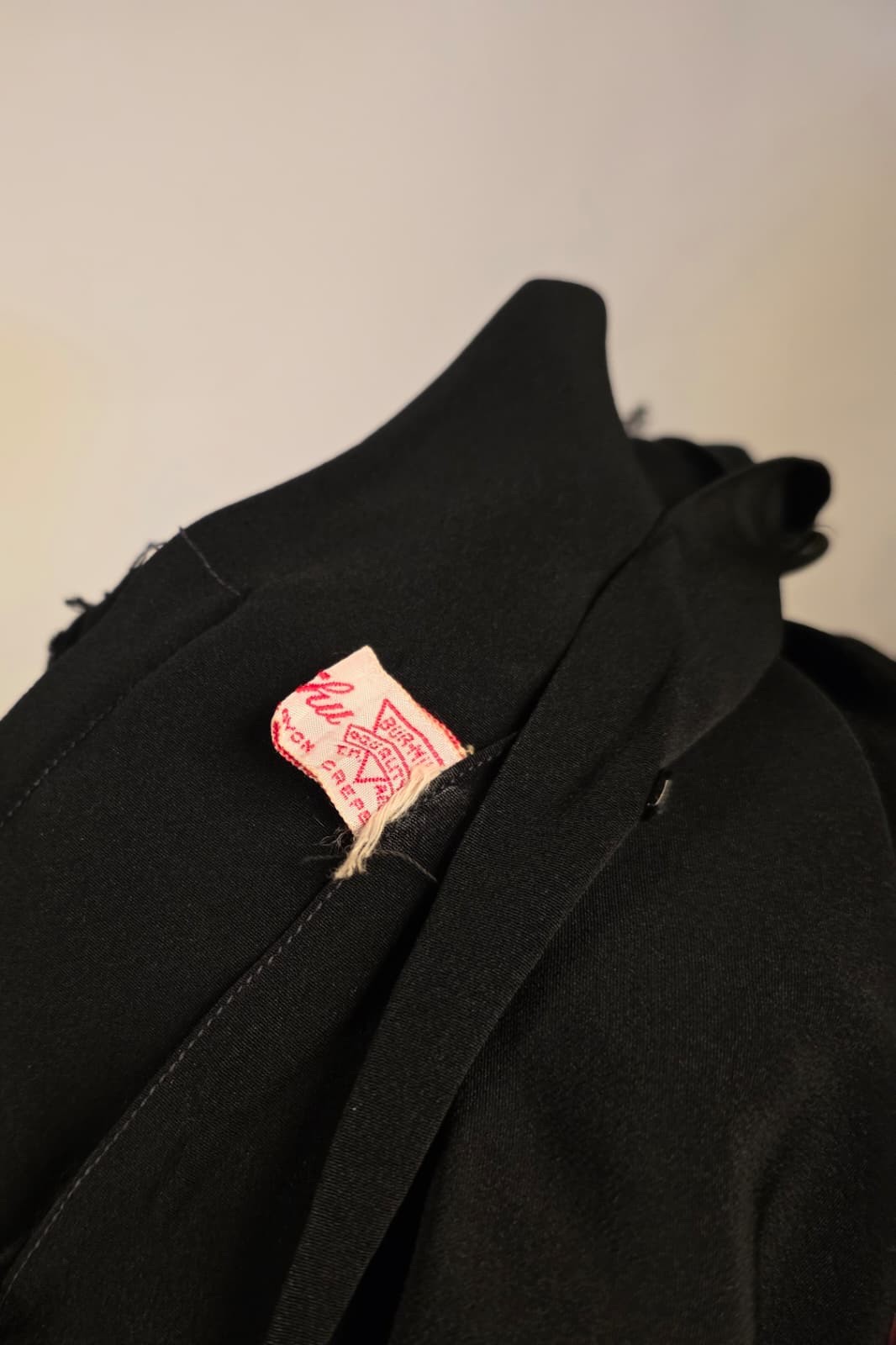 ANTIQUE 1930’S BLACK + PINK RAYON CREPE BLOUSE W PUFF SLEEVES