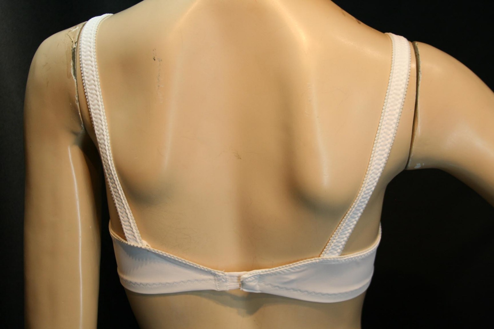 36 B VTG 70s NOS Nylon CONTOUR Keyhole Bra Soft’n Sensuous Exquisite Form P3789