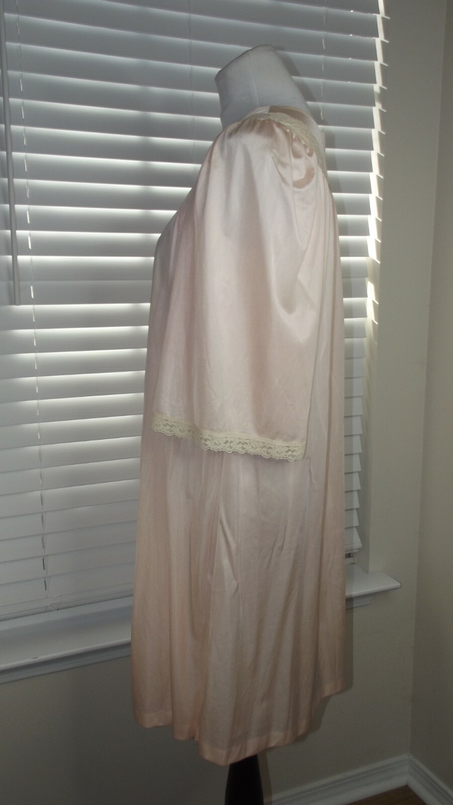 SAN SOUCI VINTAGE ROBE Short House Coat – PEACH SIZE MEDIUM – Button Up Lace