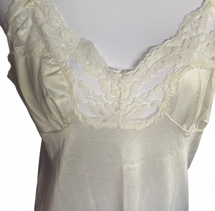 Vintage 1980s Simple Pleasures Ivory Lace V Neck Slip 36 Antron III