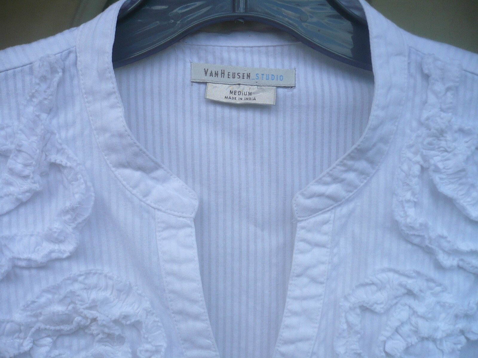 VTG 90S VAN HEUSEN STUDIO 100 COTTON FITTED RUFFLED SWIRL M WHITE LS BLOUSE LADY