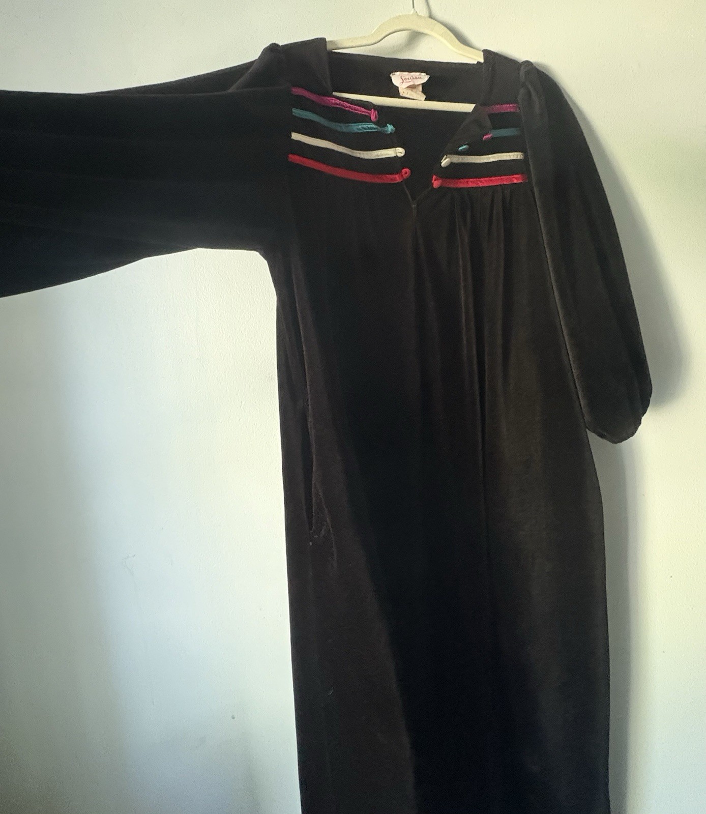 Vtg Louisa Black Velour Cozy Housecoat Robe Zip Button Pockets USA Made 12-14