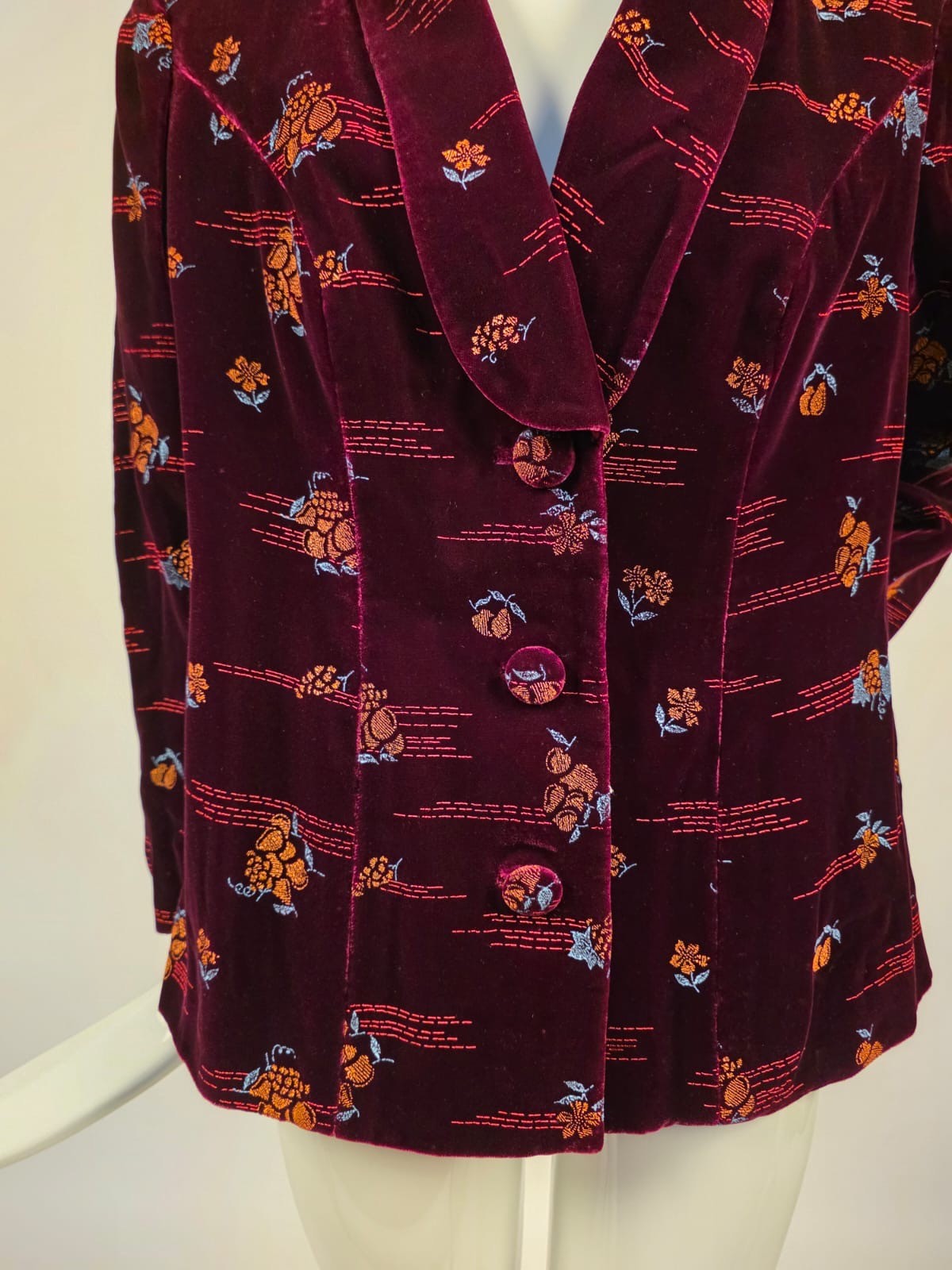 VINTAGE 1970’S PLUSH VELVET BLAZER JACKET W FLOCKED FRUIT PRINT