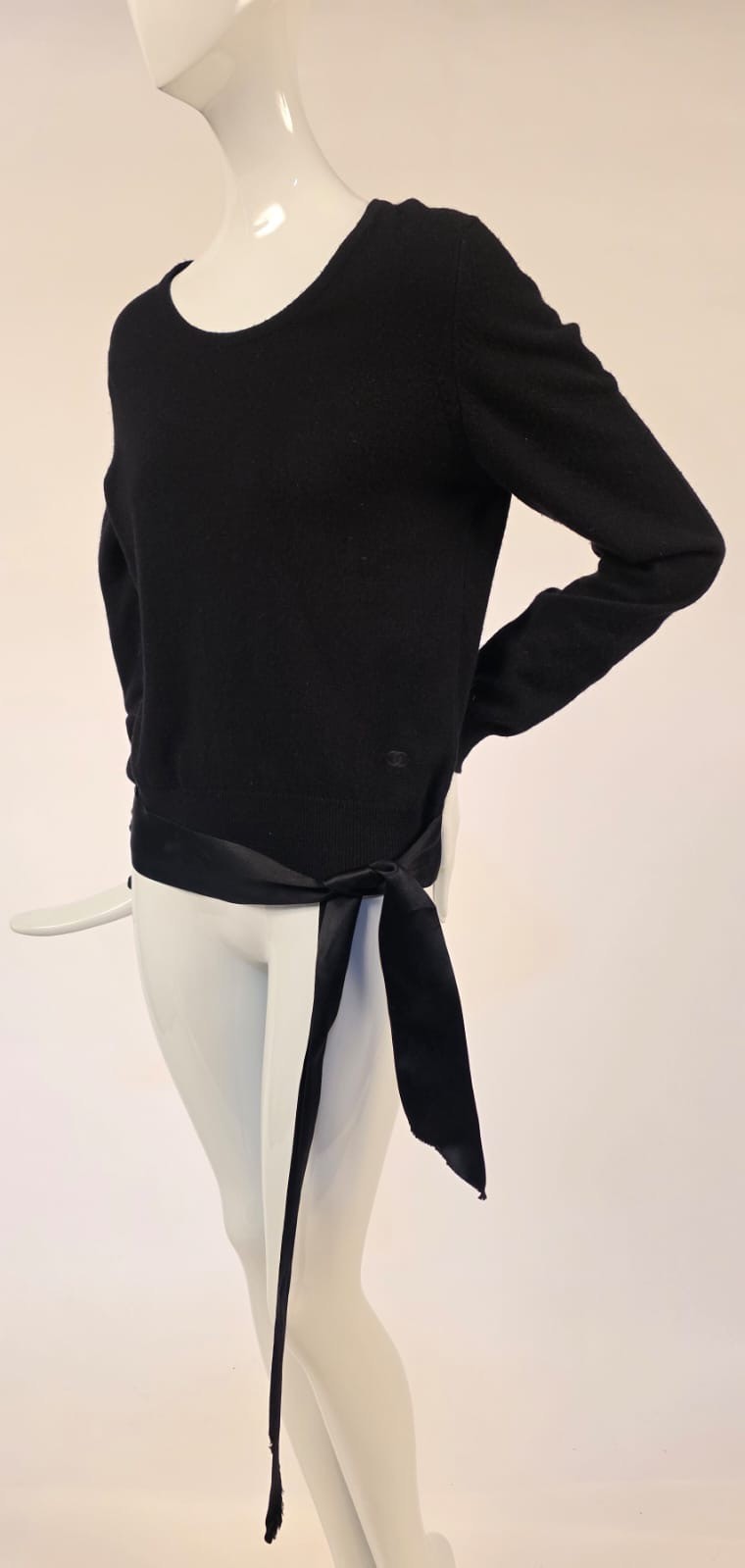 VINTAGE DESIGNER CHANEL BLACK CASHMERE SWEATER W SILK SATIN BELTING