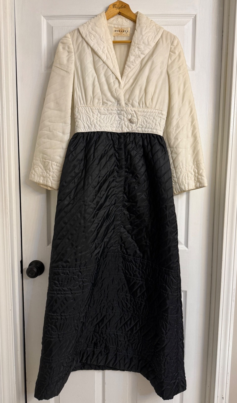 Vintage 1960’s Dynasty Black and White Quilted Robe Dressing Gown Classy Petite