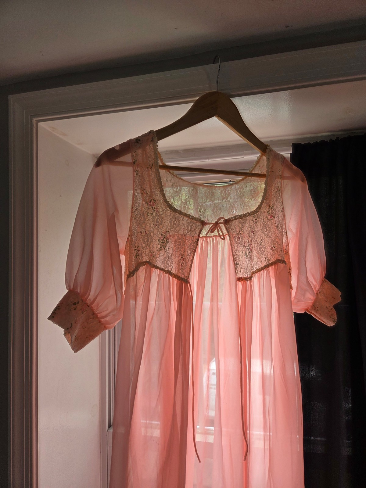 Vintage Nightgown Womens Medium Pink Sheer Short Sleeve Lace Trim Peignoir 70s