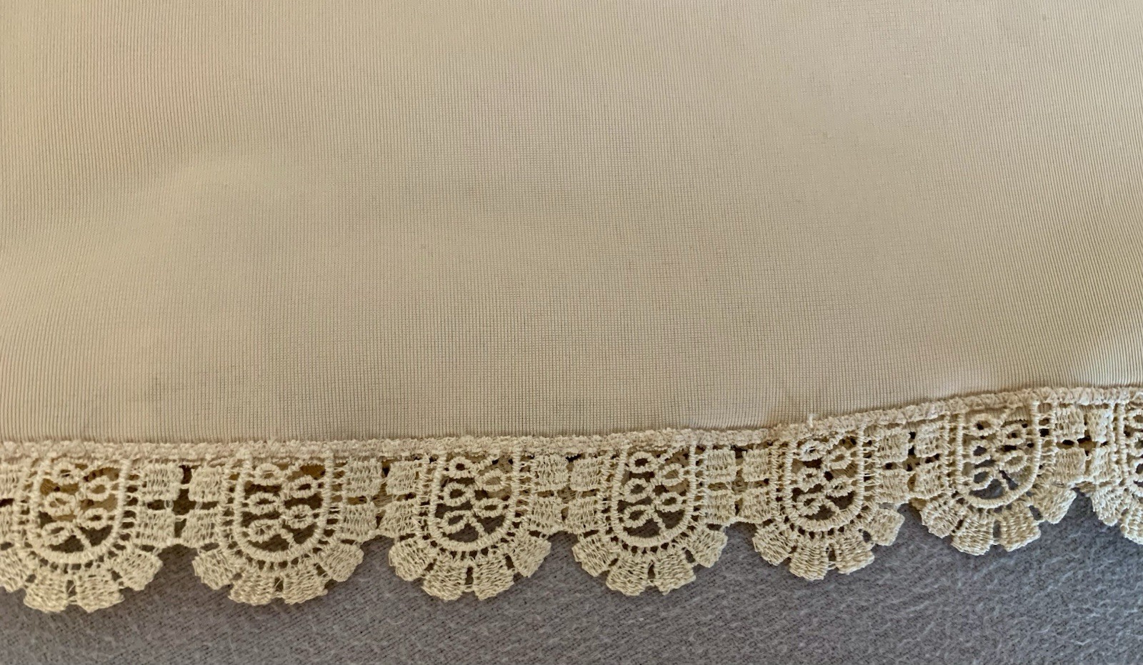 Vintage 1980’s Beige Nylon & Lace Trim MAIDENFORM FULL SLIP SZ 32 Short NWT