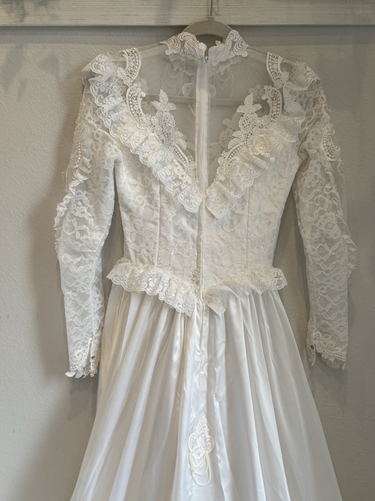 Vintage Bridal Gown Wedding Dress – White- Lace- Beautiful Detailing Medium 6-8