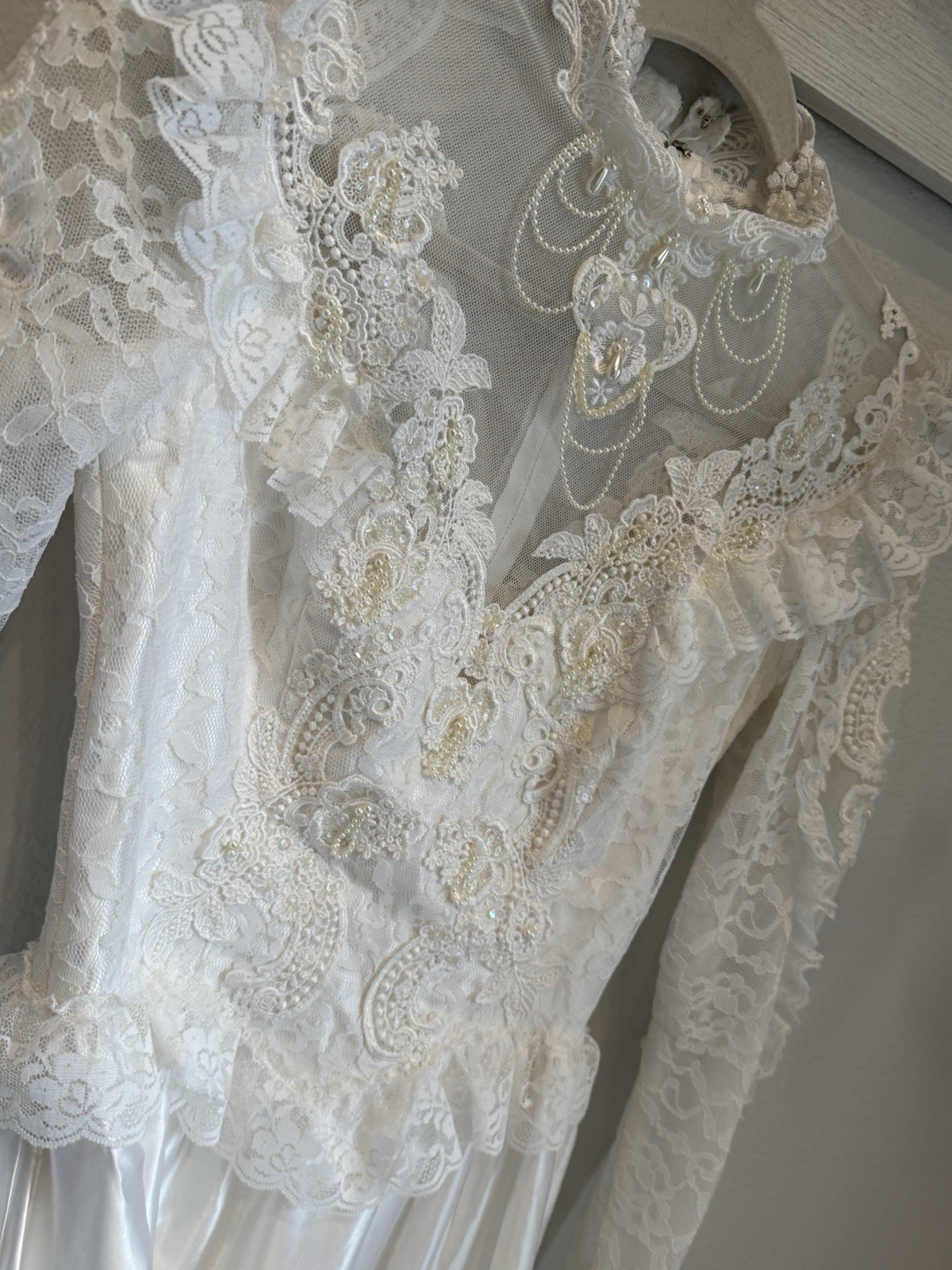 Vintage Bridal Gown Wedding Dress – White- Lace- Beautiful Detailing Medium 6-8