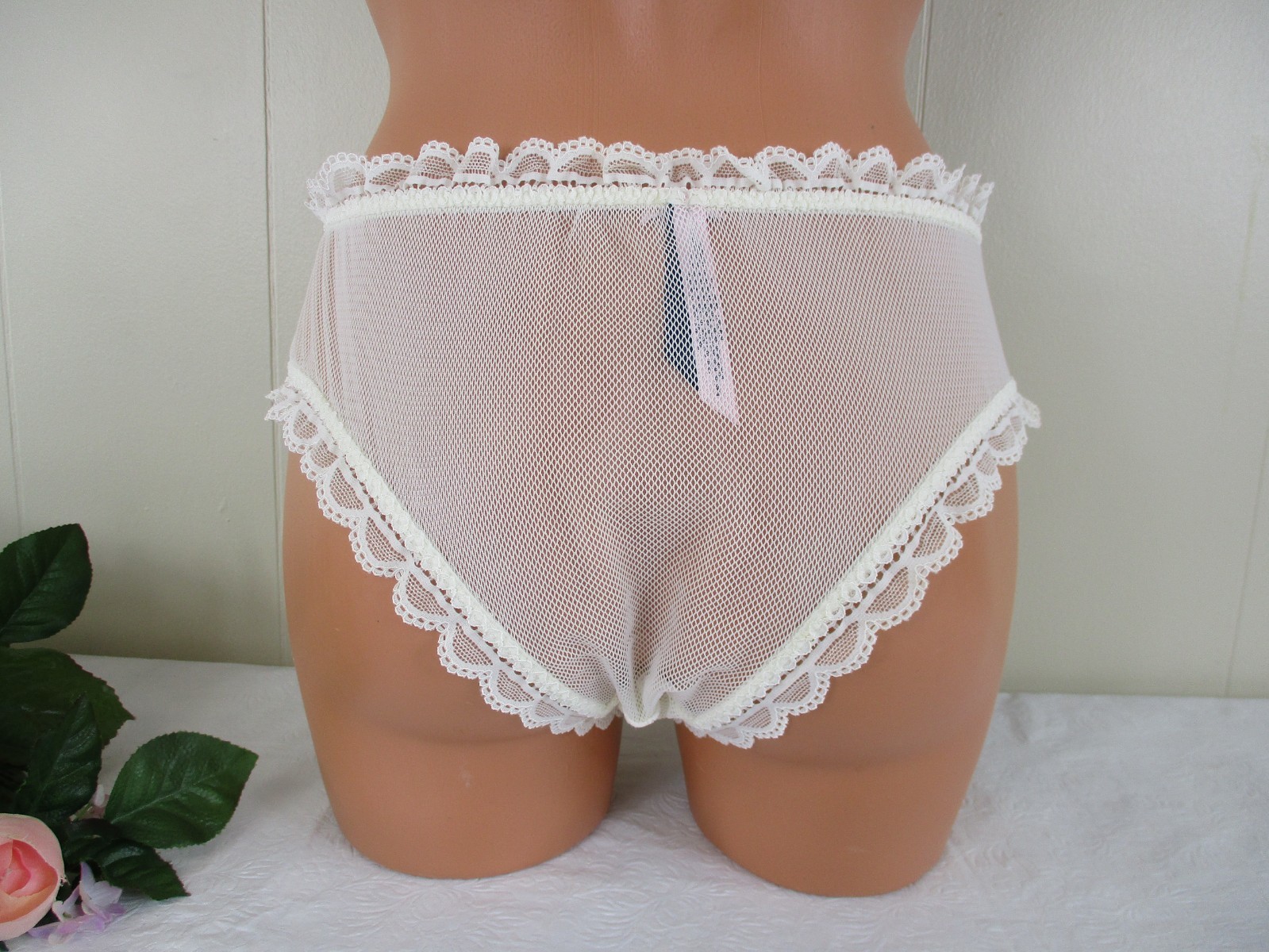 VTG Victoria’s Secret Sexy Little Things sz. L Ivory Lace Frilly Panties Bows