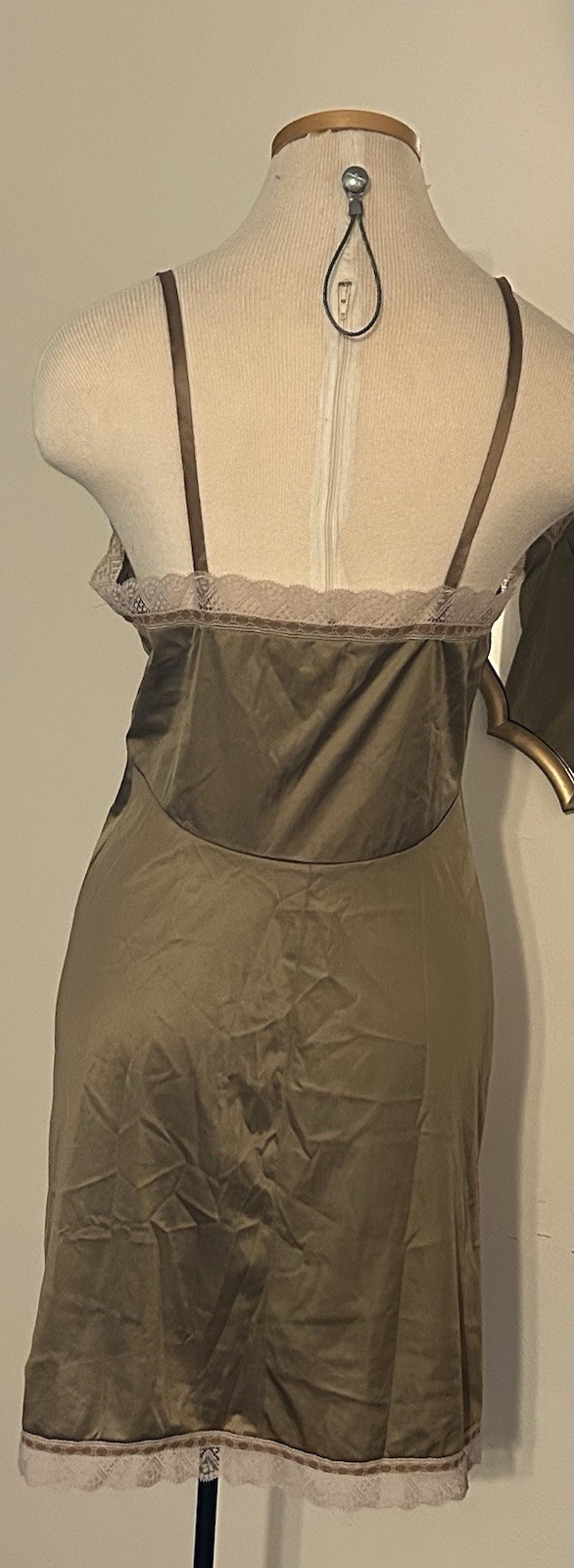 Vassarette Nylon Slip Dess with Tan Lace Trim Women’s Lingerie Vintage 80’s sz S