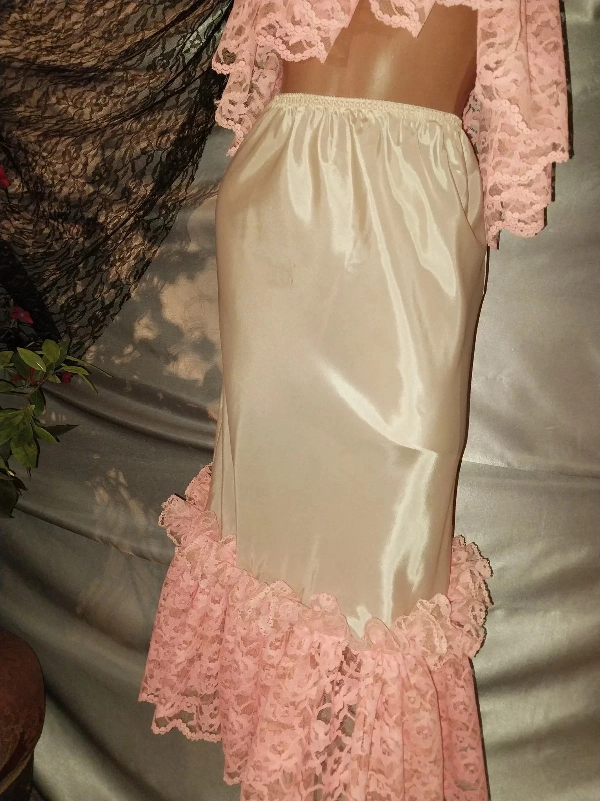 VTG SATIN LIQUID SHINY FARR WEST ESQUE HALF SLIP WIDE RUFFLES LACE PEACH PINK SM
