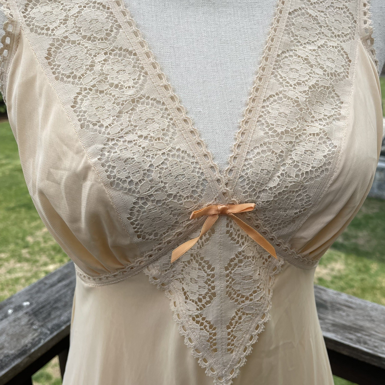 VANITY FAIR Peignoir Set Dressing Gown Robe Lace Peach Dainty Nylon 70s Vtg