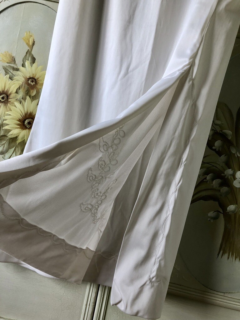 VTG KIKI USA-MADE WHITE NYLON APPLIQUE HALF SLIP MIDI LENGTH SIDE SLIT SMALL EUC