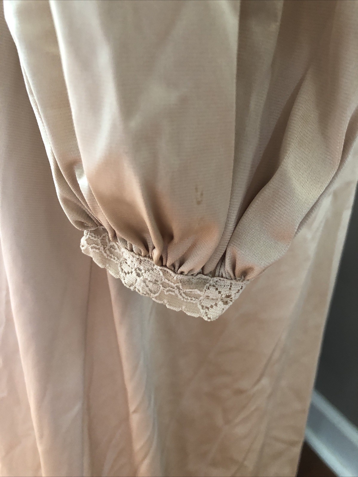 Vtg Robe Long Nylon Beige/Gold Lace Trim Long Sleeve Women’s Size Large