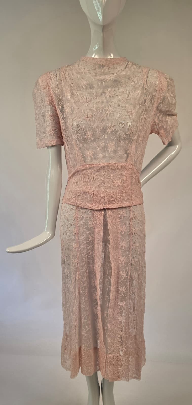 1930’S EMBROIDERED NET LACE DRESS W BELTED WAIST + BOW TIE BUTTON REAR