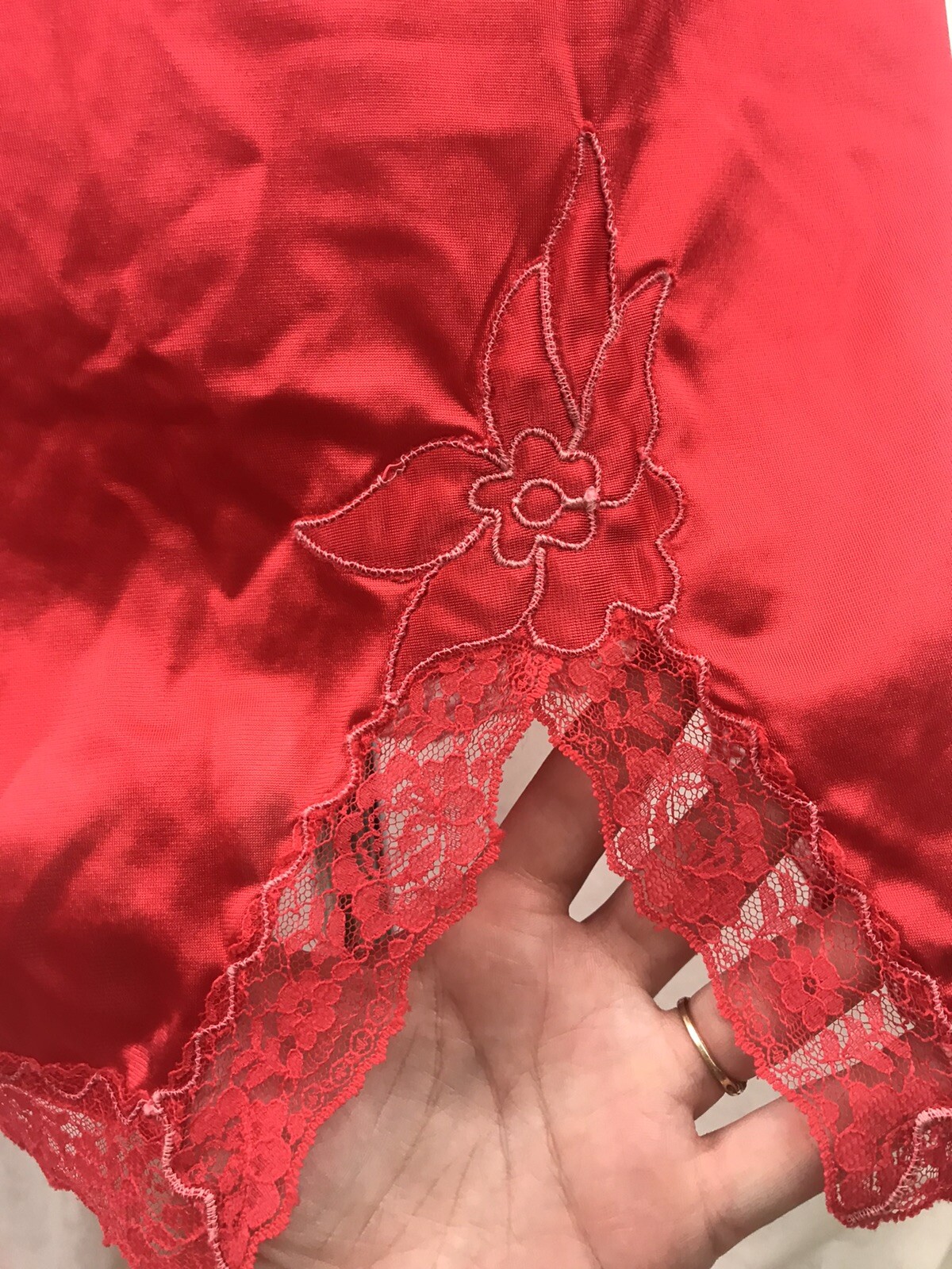Richform Half Slip Vintage Nylon Red Lace Trim Flower Slit Elastic Waist sz M