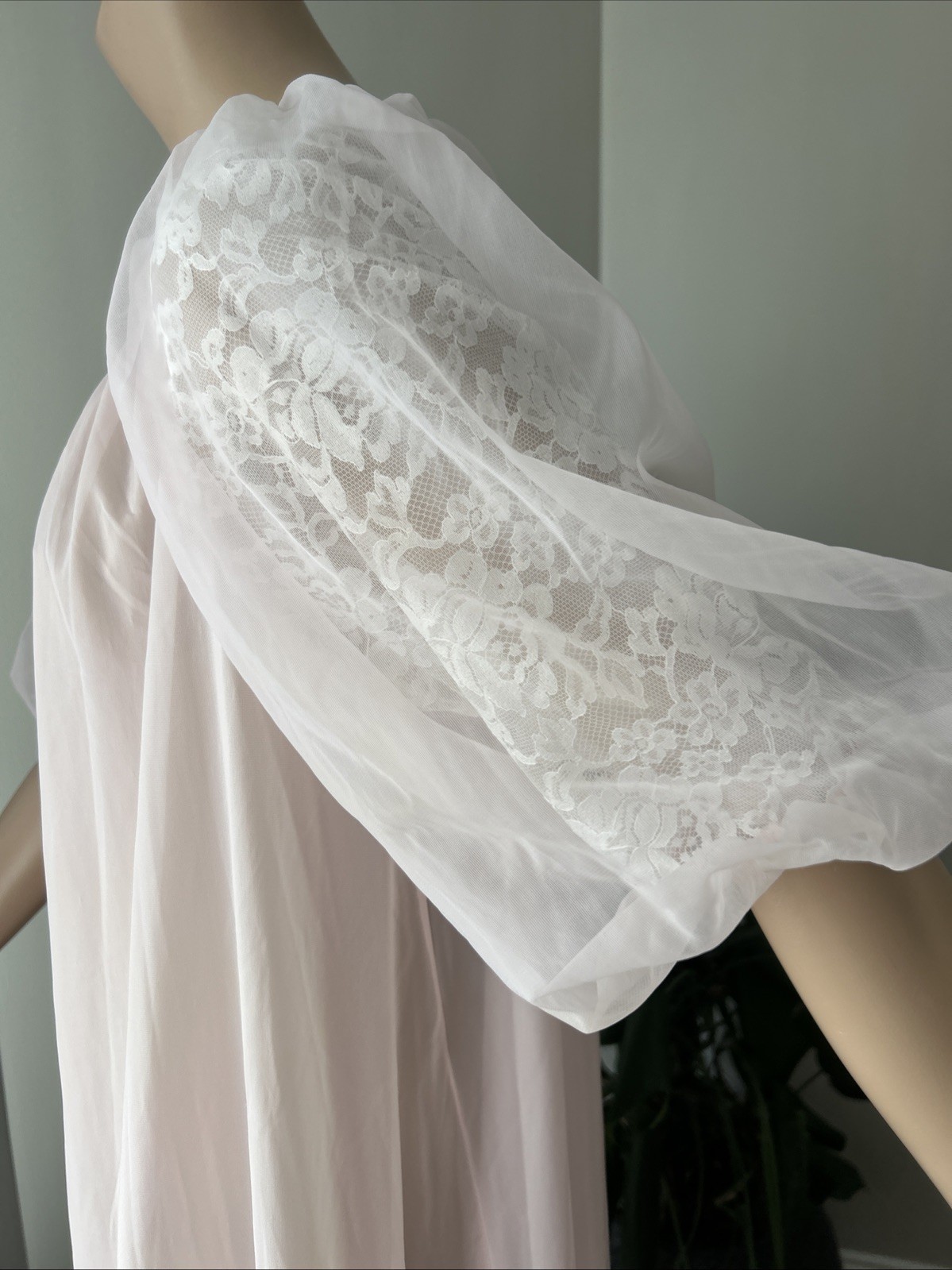 Vtg Vanity Fair Nylon Pink Peignoir Robe Chiffon Lace Puffy Sleeves Sz 34