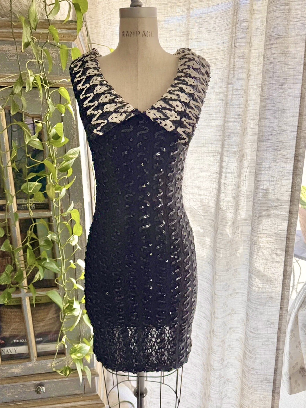 Vintage 80’s a la Carte Black ZigZag Sequin Dress Collared Size M Stretchy Lace